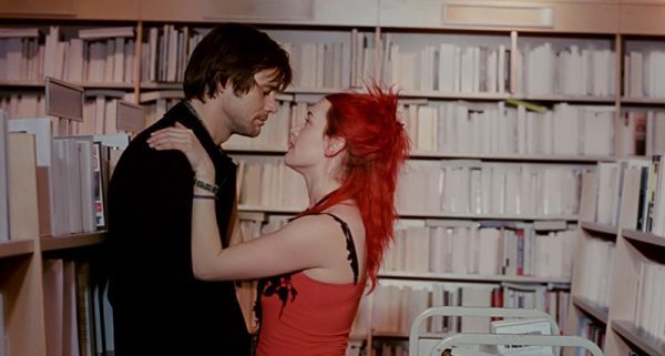 Eternal Sunshine of the Spotless Mind (2004) - The books in the library don't have titles because Joel couldn't remember little details.