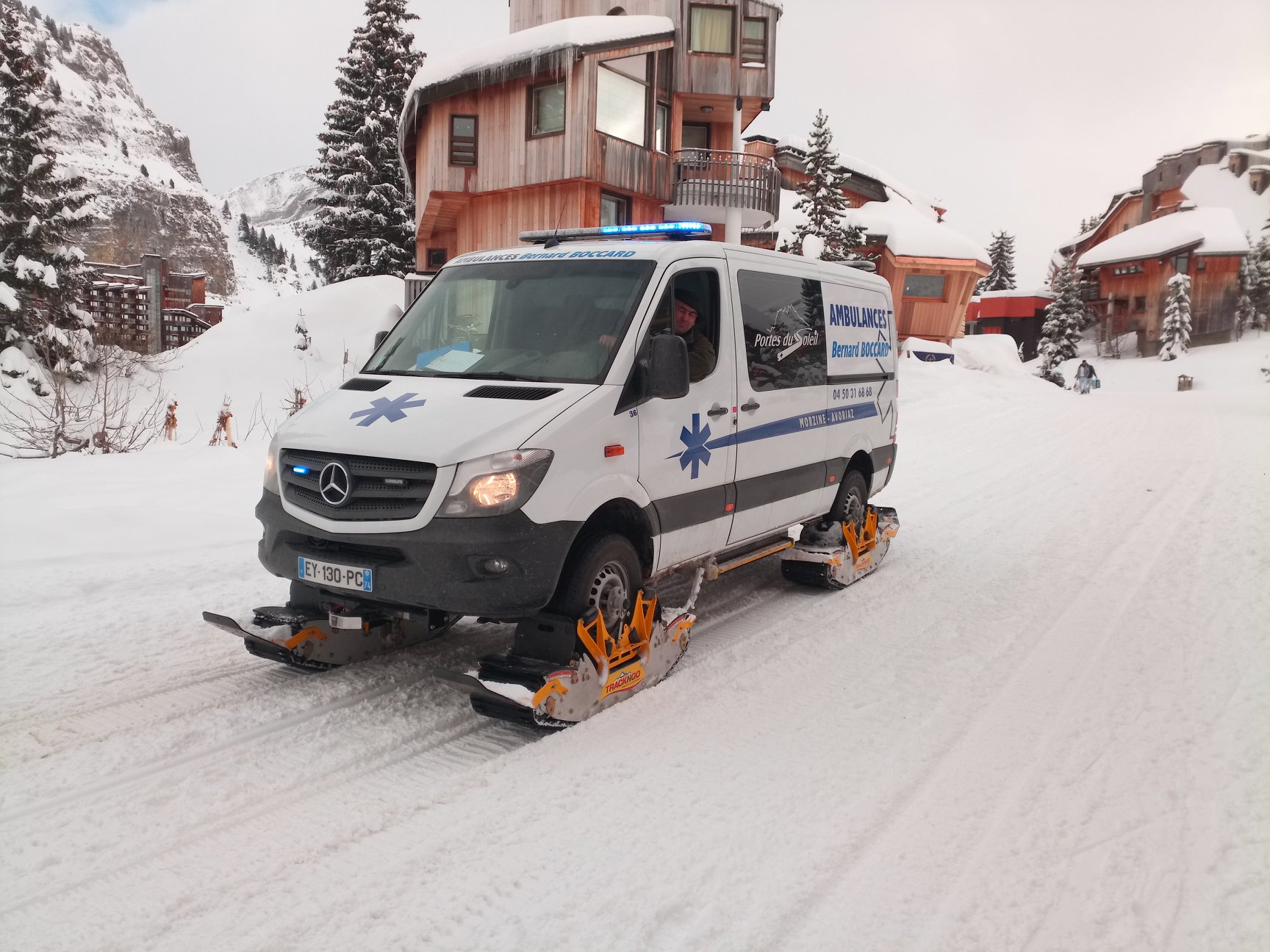 Special vehicle shoes to climb snow mountains.