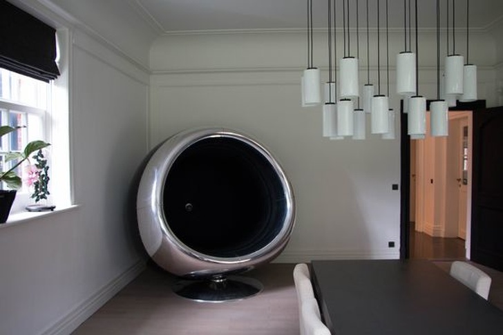 Boeing 737 engine cowling chair.