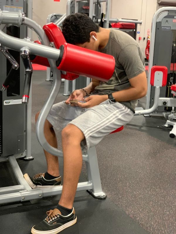 irritating images - Guy at the gym texting on his phone