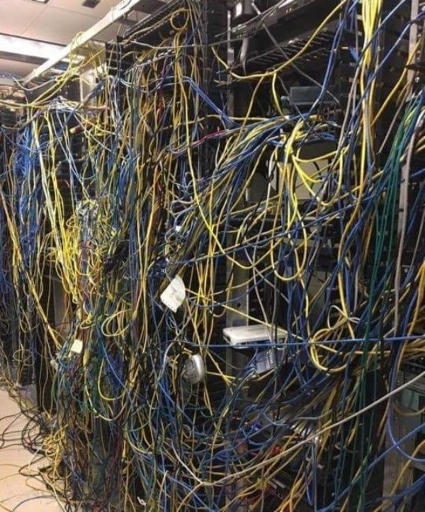 irritating images - Horribly cabled server room