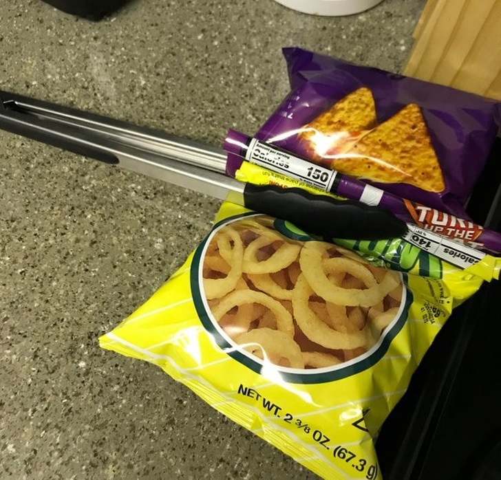 How this boyfriend closed the chip bag.