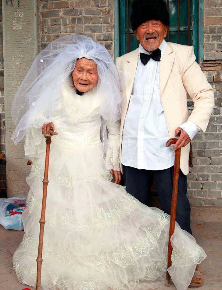 Couple takes wedding photos after 88 years of marriage.