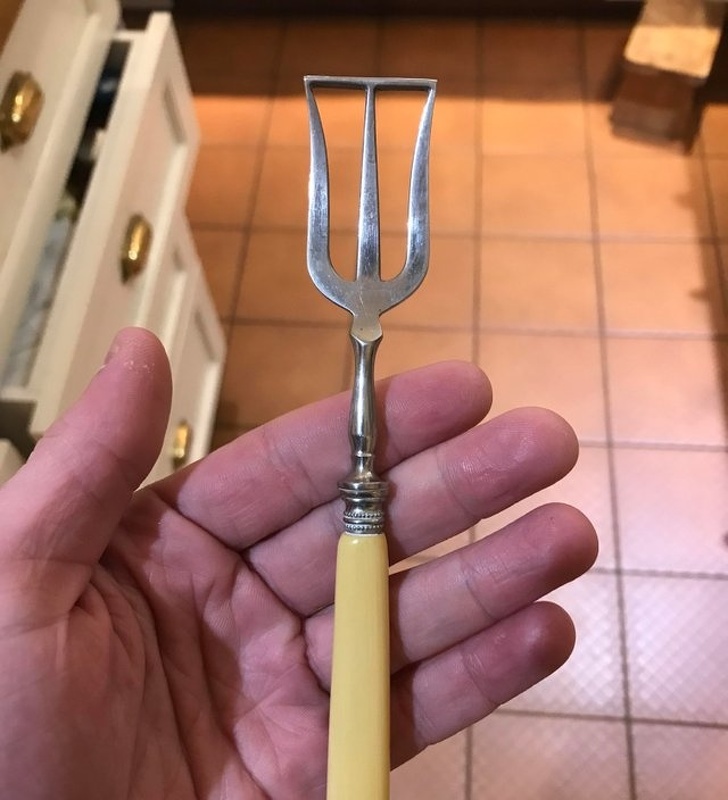 “Asking for my Grandma: Here’s a piece of silverware found in her Grandma’s house! Anyone knows what this might have been used for?” Sardine server.