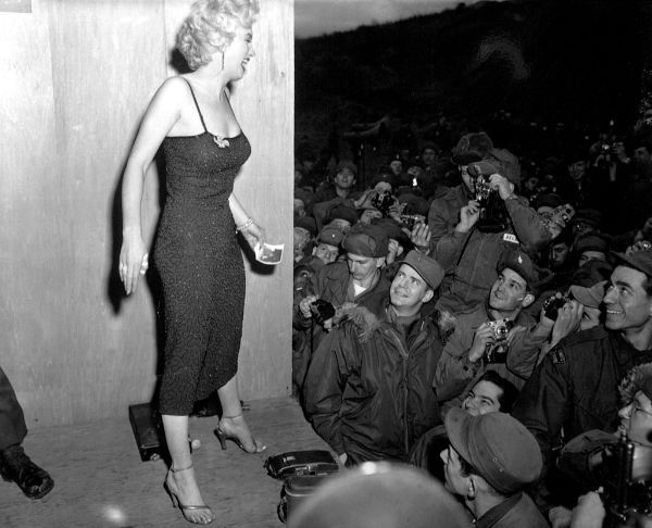 Marilyn Monroe posing for soldiers in Korea, 1954.