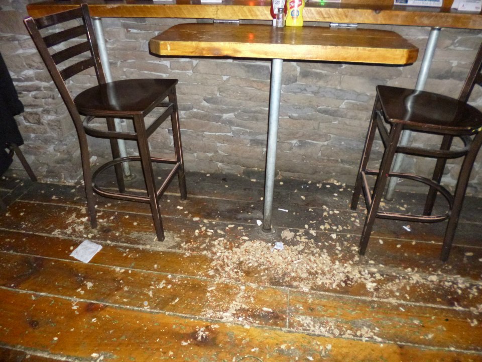 It's normal to throw peanut shells on the floor in restaurants.