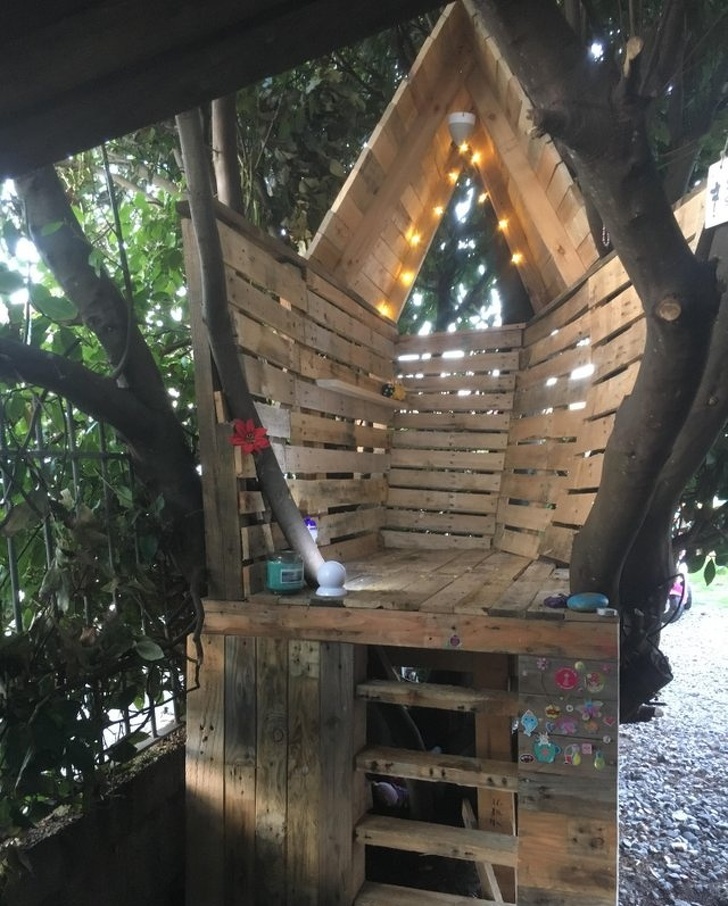 Guy built this tree house for his daughter after he quit smoking.