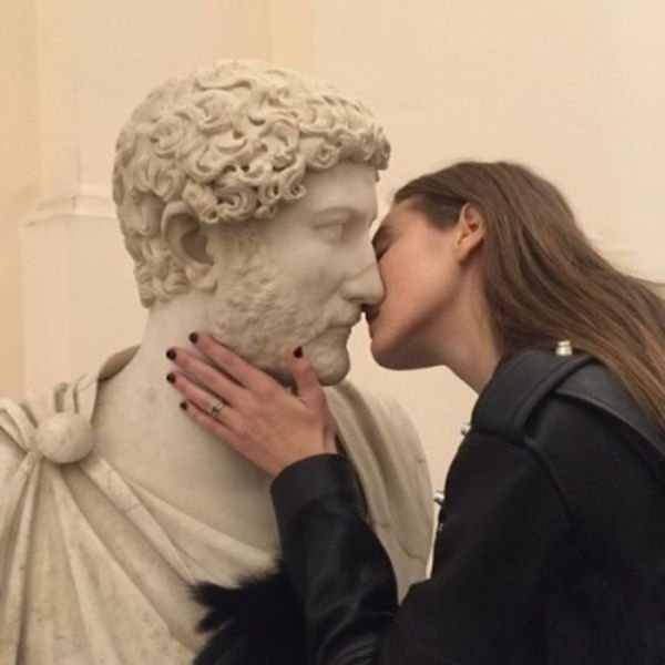 forever alone kissing statue