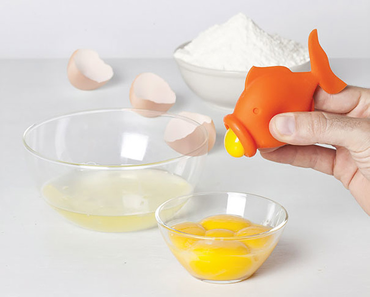Device to separate egg yolks.