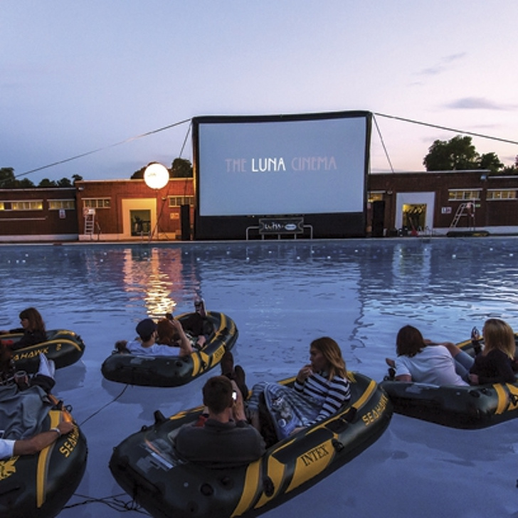 outdoor cinema water - The Luna Cinema Sehele S Esh Inten