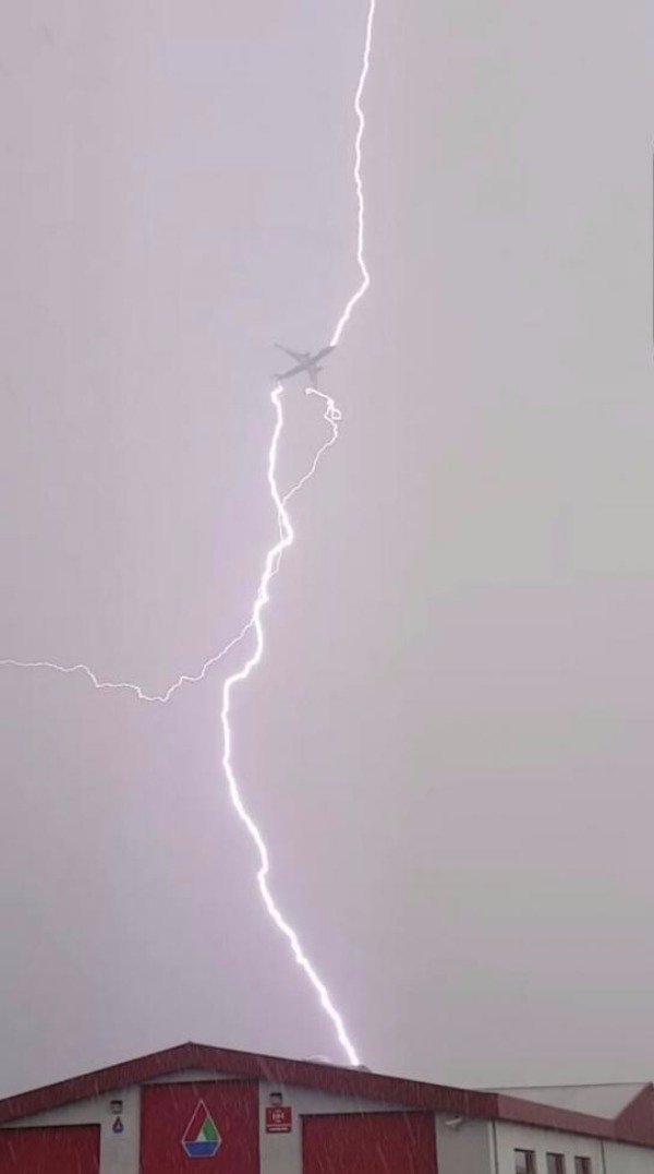 cursed images - wow air lightning strike