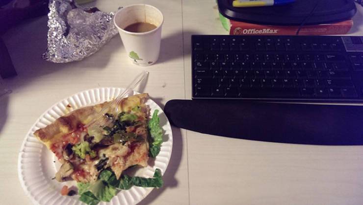 33 Depressing things people ate at work.