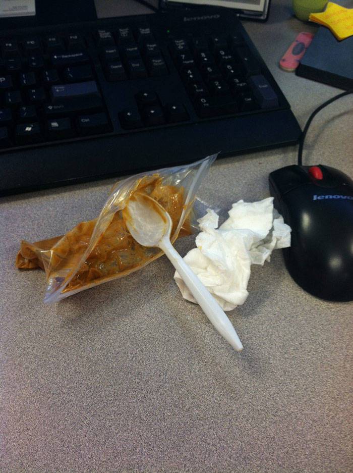 33 Depressing things people ate at work.