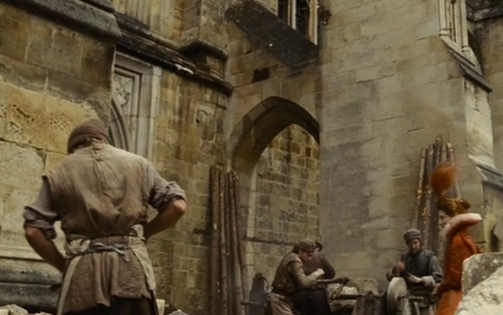 Construction workers needed to repair St. Paul's cathedral, so they dressed in character during the filming of Elizabeth: The Golden Age.