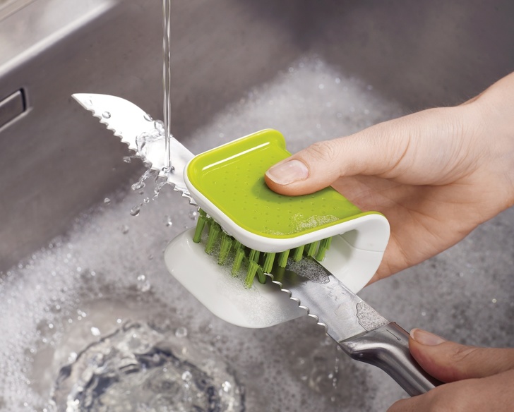 A knife and cutlery cleaner that will help you avoid unnecessary cuts.