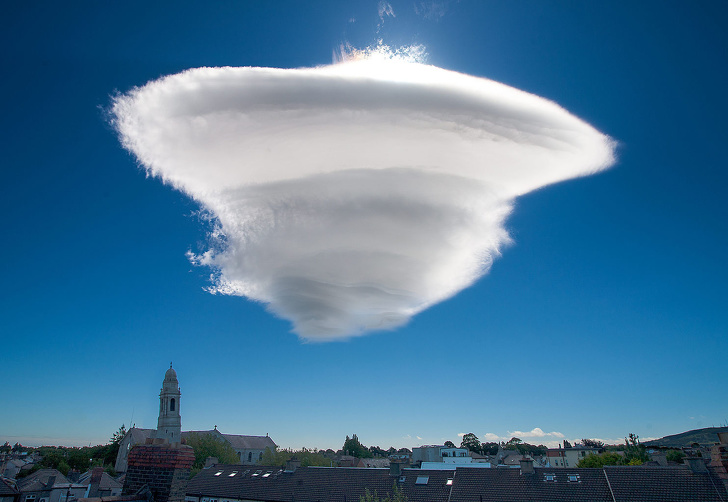 This lenticular cloud looks like an alien spaceship.