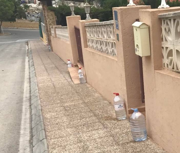 These bottles prevent cats from peeing on the doorways.