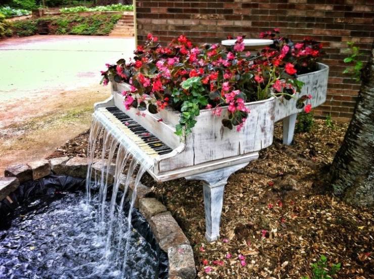 An old piano gets a second life as a fountain.