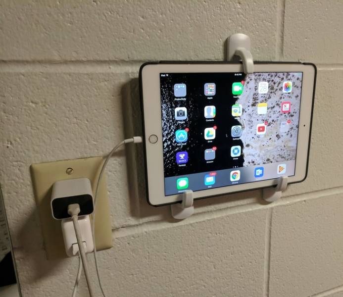 Someone found a way to get an iPad, TV, and wall clock all in one.