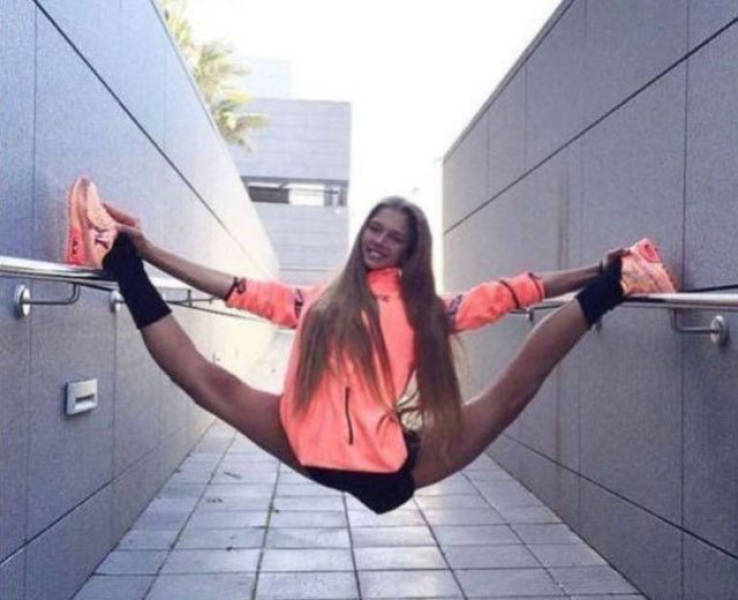 Impressively Weird Talents - girl doing ridiculous splits