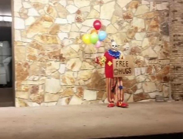 cursed images - 2016 clown sightings - Free Hugs