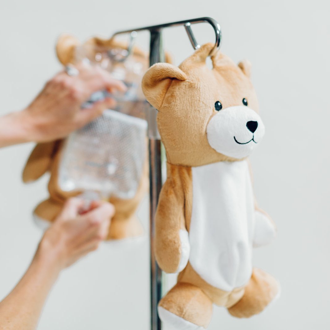 This teddy bear hides the plastic IV bag, helping to relax children.