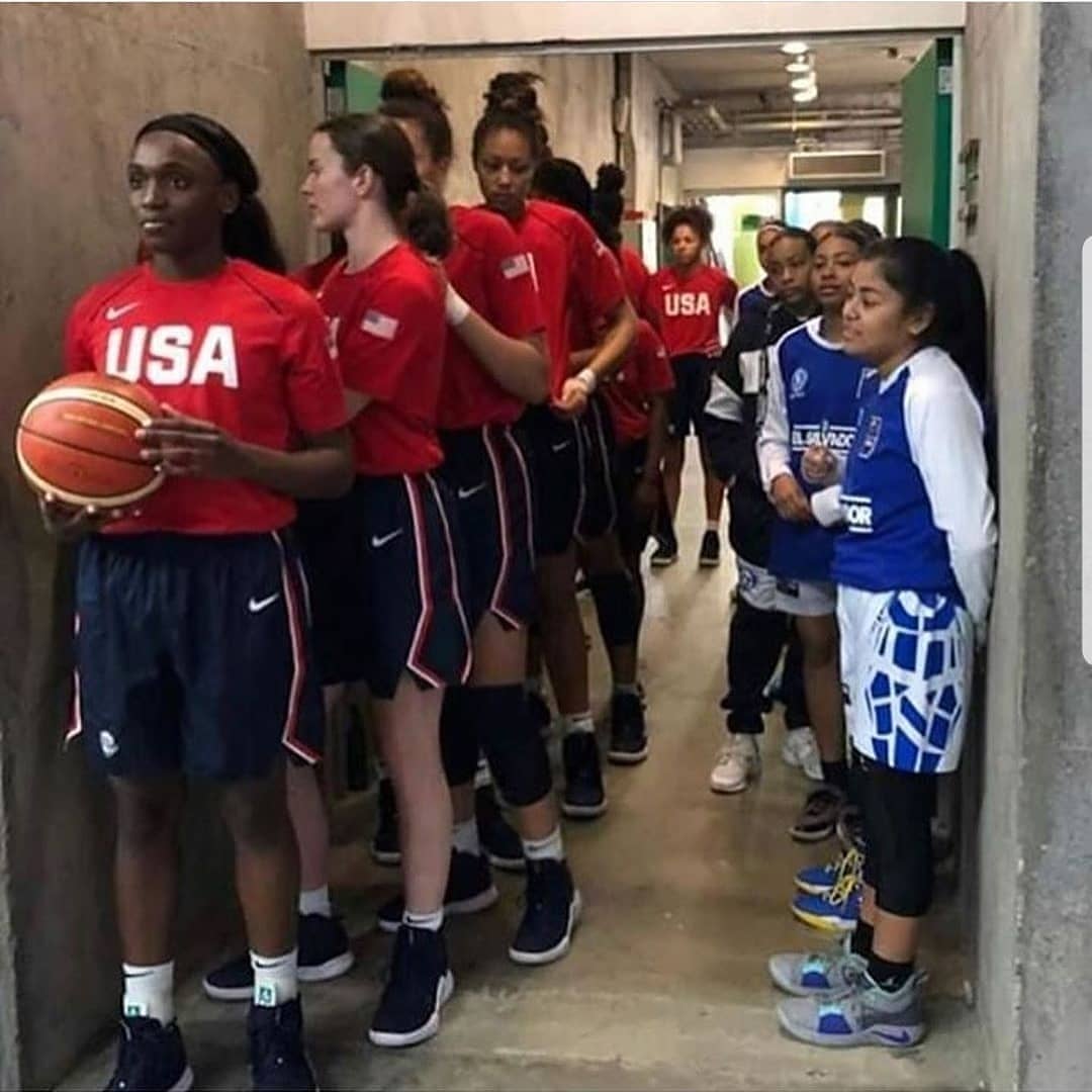 Team USA’s U16 women’s basketball team standing next to El Salvador’ U16 team.