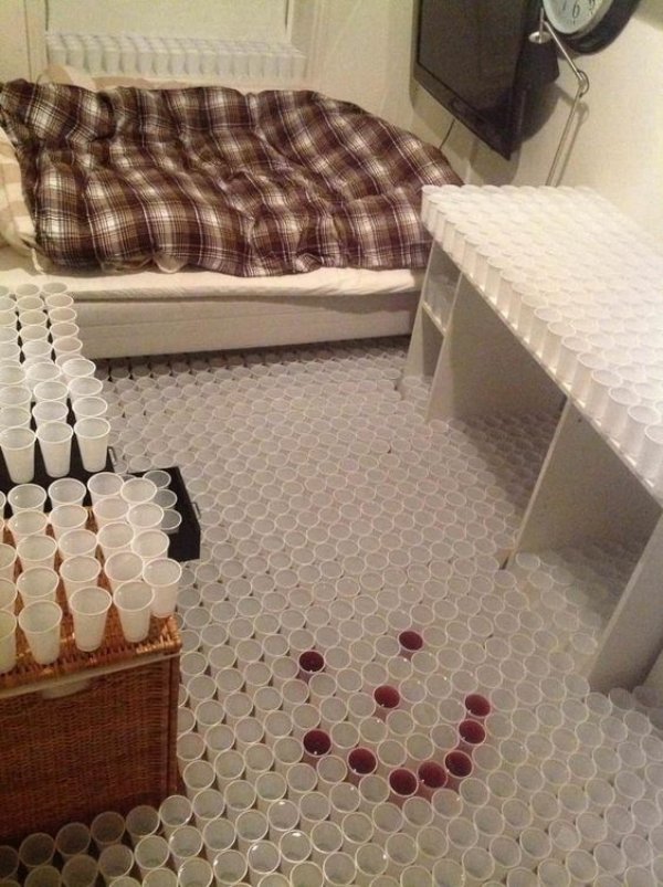 30 People who have horrible roommates.