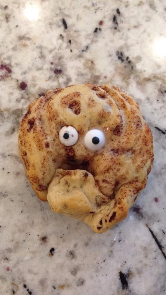 When this mom tried to make cute cinnamon rolls.