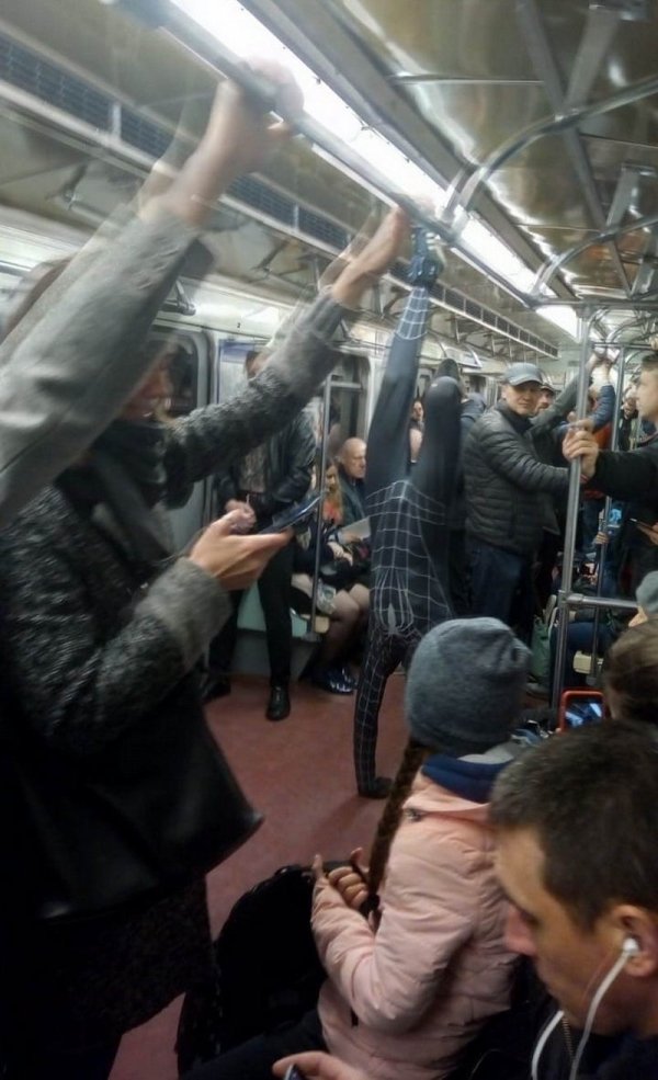 32 People on the subway that might confuse you.