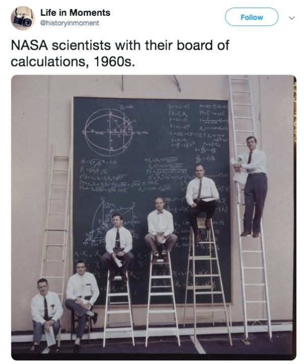 nasa scientists 1961 - Life in Moments Nasa scientists with their board of calculations, 1960s. Fafa. Meme C CfEx Mes E e