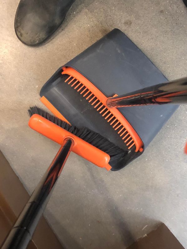 This dustpan has a comb for the broom.