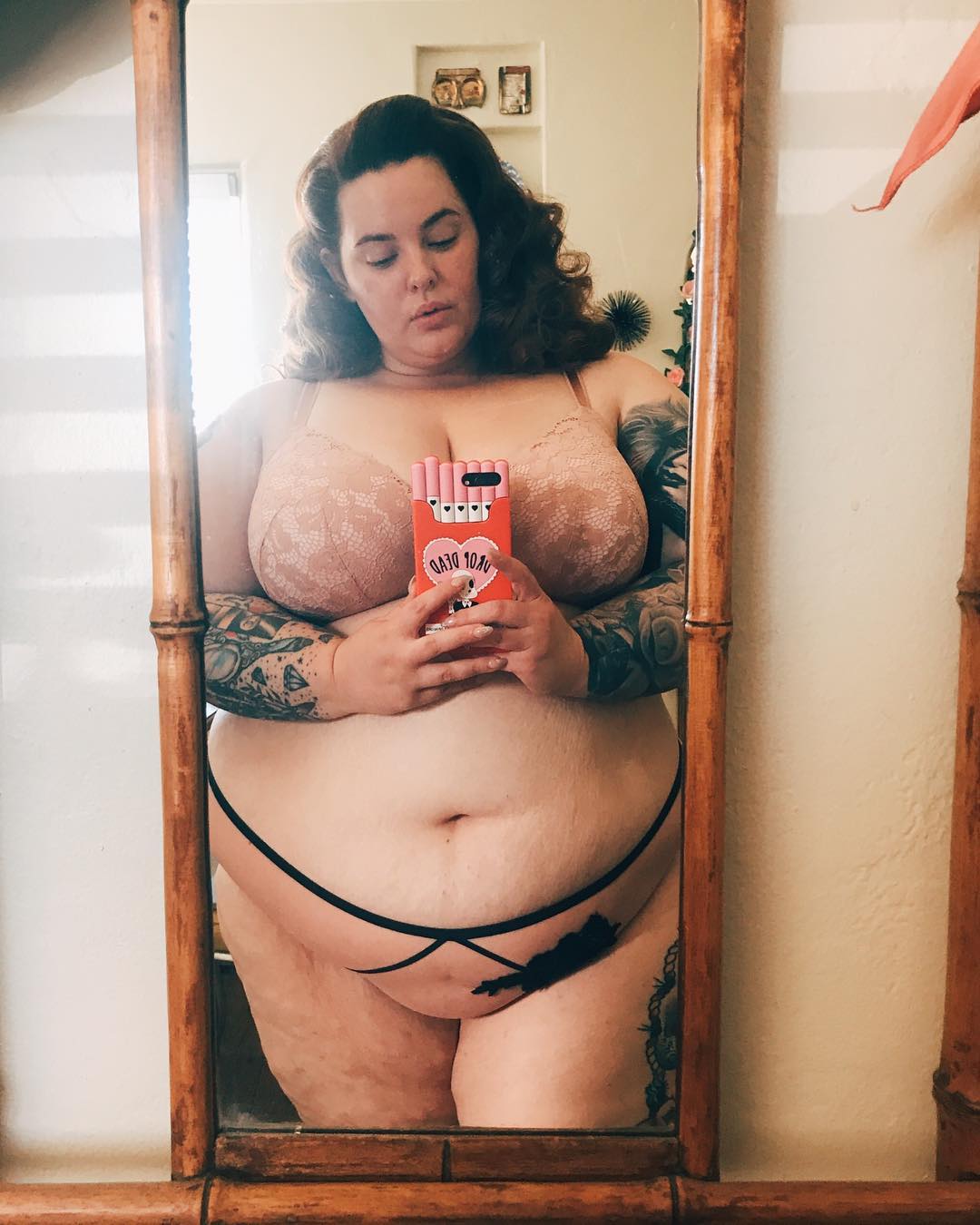 Obese model is declared "fit" at 300 pounds.