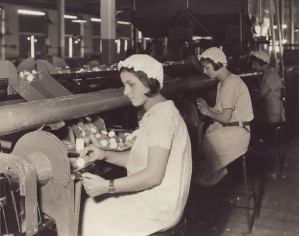 Mill Workers in the 1920s