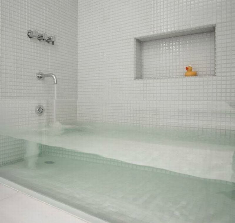A clear bathtub.