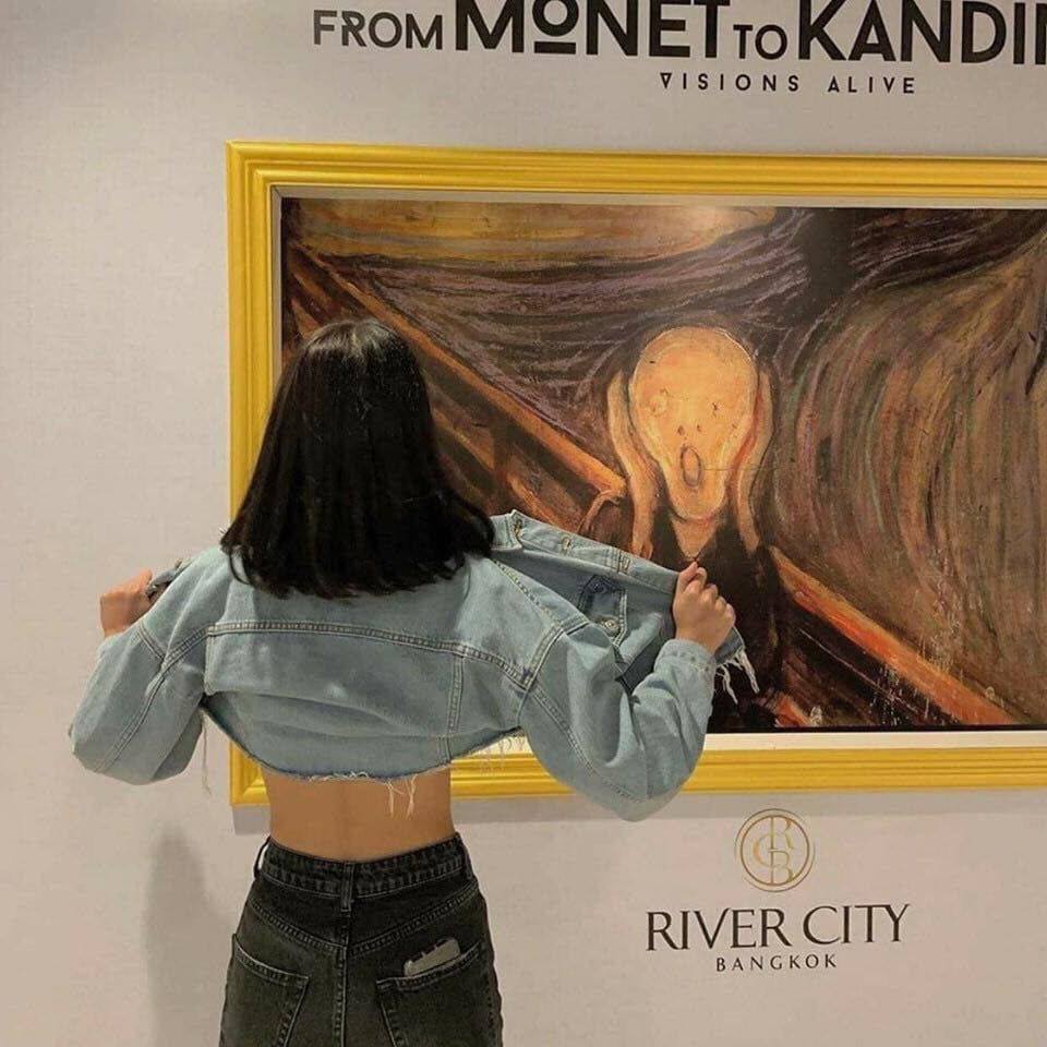 girl flashing the scream - Frommonet Kandi Visions Alive River City Bangkok