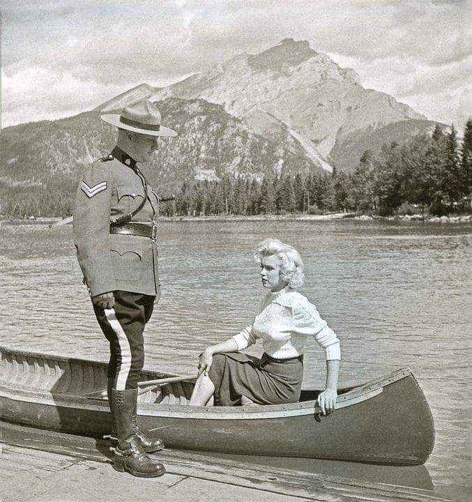 Marilyn Monroe and a Mountie in Banff, BC in 1953.