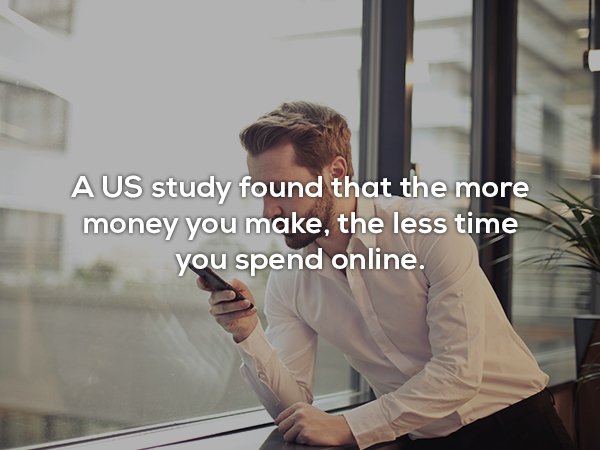 men texting - A Us study found that the more money you make, the less time you spend online.
