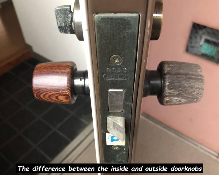 lock - The difference between the inside and outside doorknobs