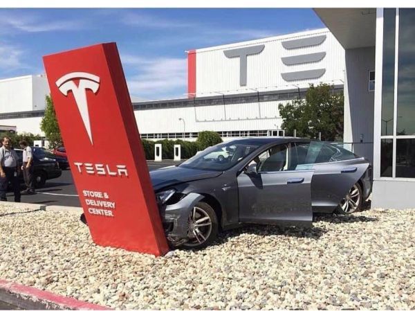 fail pics  - tesla model s accident - Tesla Store Denere