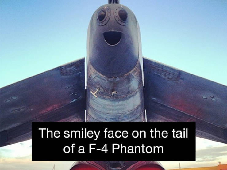 aerospace engineering - The smiley face on the tail of a F4 Phantom