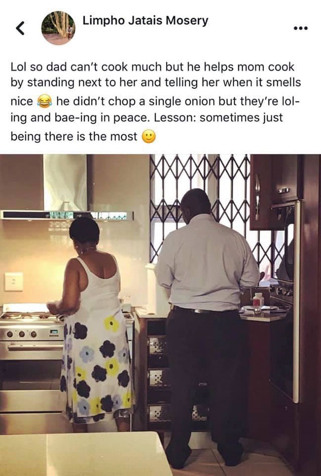 mom cooks when dad cooks meme - Limpho Jatais Mosery Lol so dad can't cook much but he helps mom cook by standing next to her and telling her when it smells nice e he didn't chop a single onion but they're lol ing and baeing in peace. Lesson sometimes jus