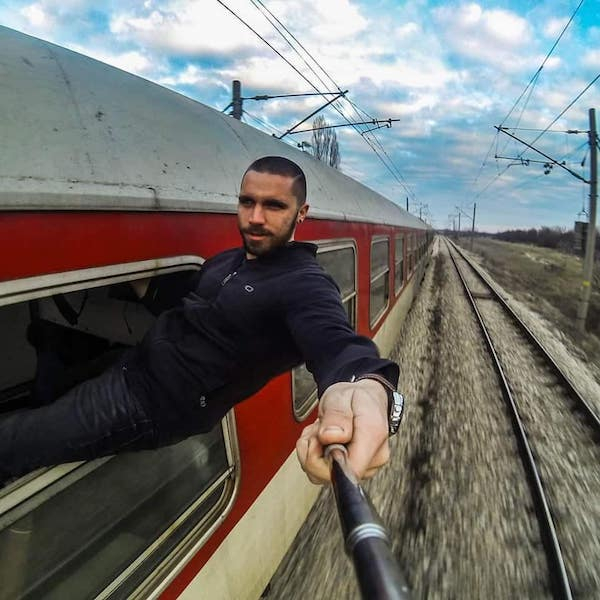 27 People who took dangerous selfies.