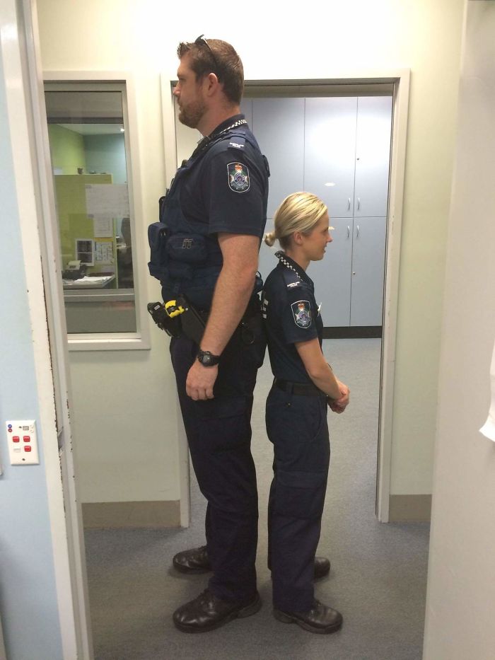 27 Tall people next to short people. - Wow Gallery