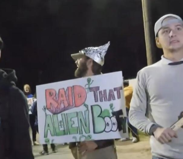 protest - Raid That alien booty