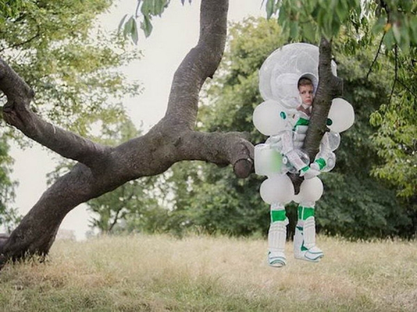 kid hugging tree