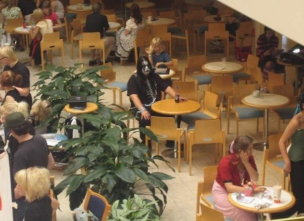 goth kid food court