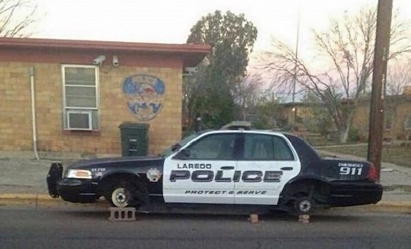 police car with no wheels - Laredo police 911