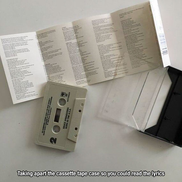 03 Bondesten Susa Taking apart the cassette tape case so you could read the lyrics