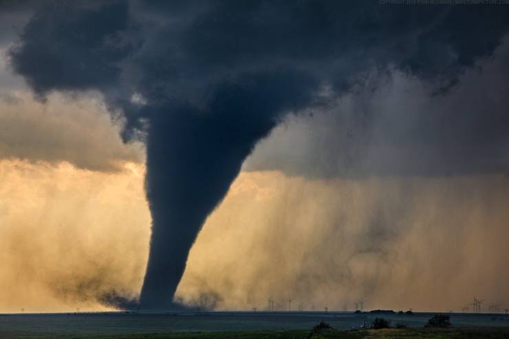 this is how big a tornado is compared to a wind turbine.